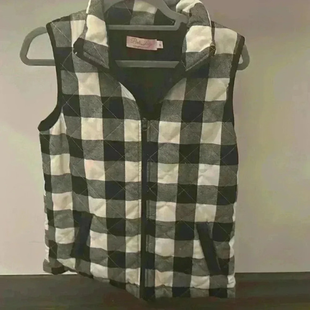 Black & white buffalo check full‎ zip up vest from Pink Lily.
